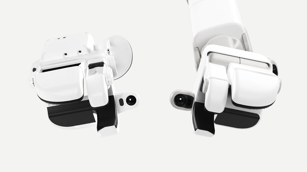 Skill Capture Glove (left) and Memo's hand (right).