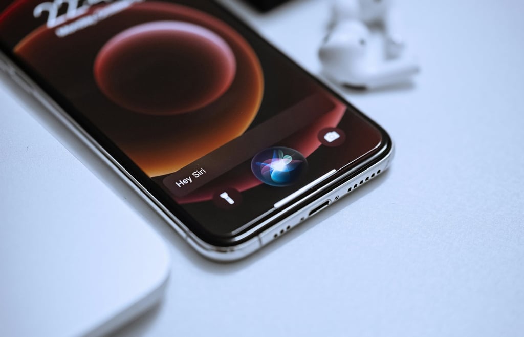 The blue and purple visual waveform of the Siri AI assistant responding on a modern smartphone screen.