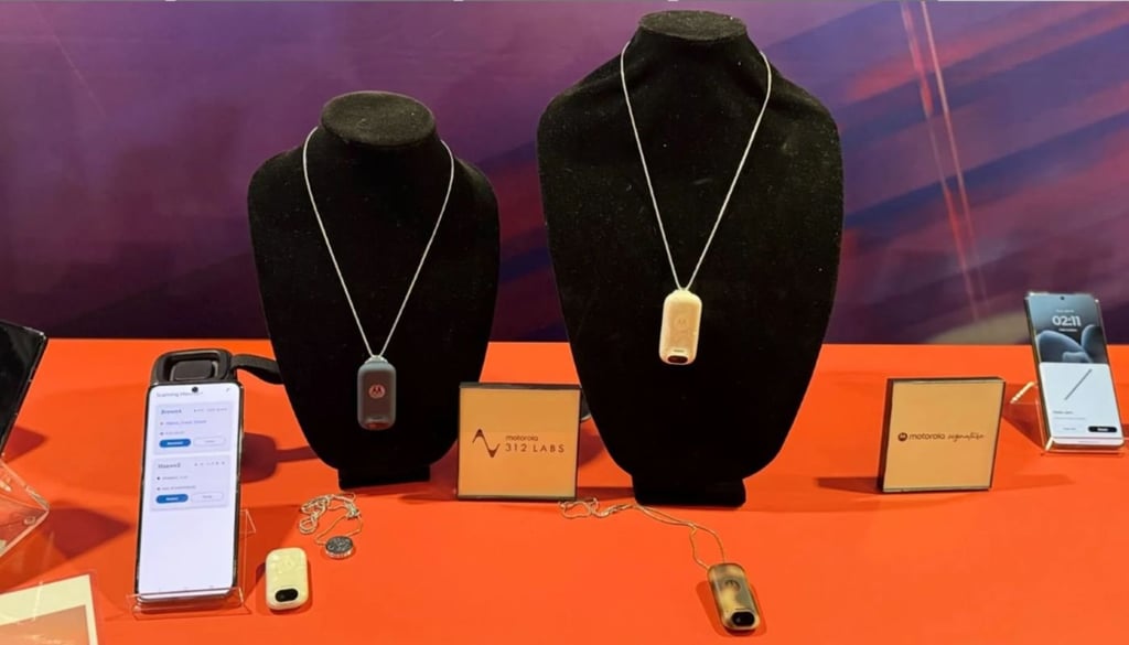 motorola ai necklace