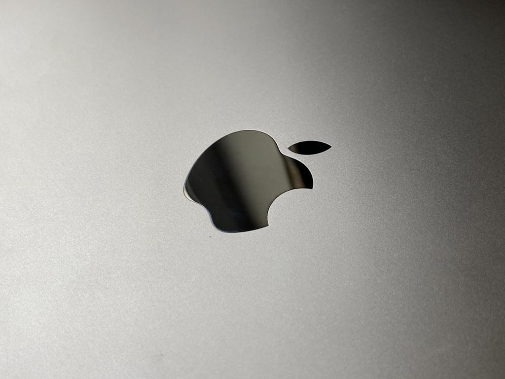 Neuroscientists Sue Apple over Alleged Use of Pirated Books to Train AI Models