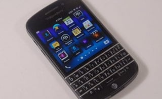 BlackBerry Q10 Delivers Plenty to Like for Diehard Keyboard Fans