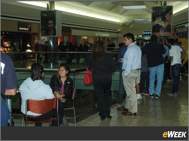 iPhone 5 Draws Endless Lines of Buyers on First Day of Sales